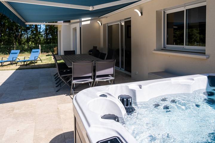 Gîte pour 10 personnes, avec jardin et piscine ainsi que jacuzzi et terrasse, animaux acceptés dans Maine-et-Loire - 2