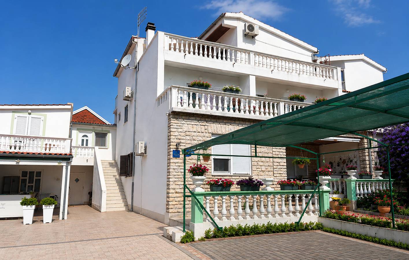Ganze Ferienwohnung, Charmante Ferienwohnung, 400 m vom Strand entfernt, mit Garten und moderner Ausstattung in Tribunj, Šibenik-Knin