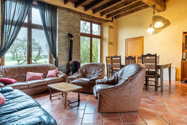 Holiday Home 'Le Crévy - Pavilion - 12 Pers' with Private Terrace, Private Garden and Wi-Fi in La Chapelle-Caro, Vannes region