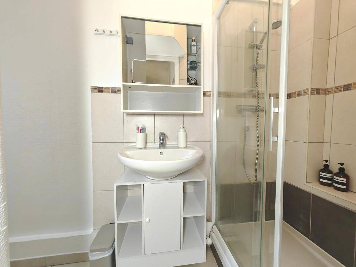 Appartement entier, One-Bedroom Apartment in Les Lilas, Seine-Saint-Denis