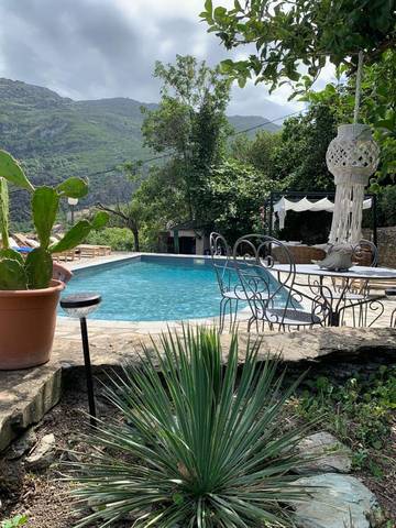 Location de vacances pour 4 personnes, avec piscine et vue ainsi que jardin et terrasse à Santo-Pietro-di-Tenda