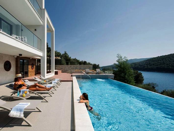 Ferienhaus für 10 Personen, mit Whirlpool und Terrasse sowie Garten und Pool