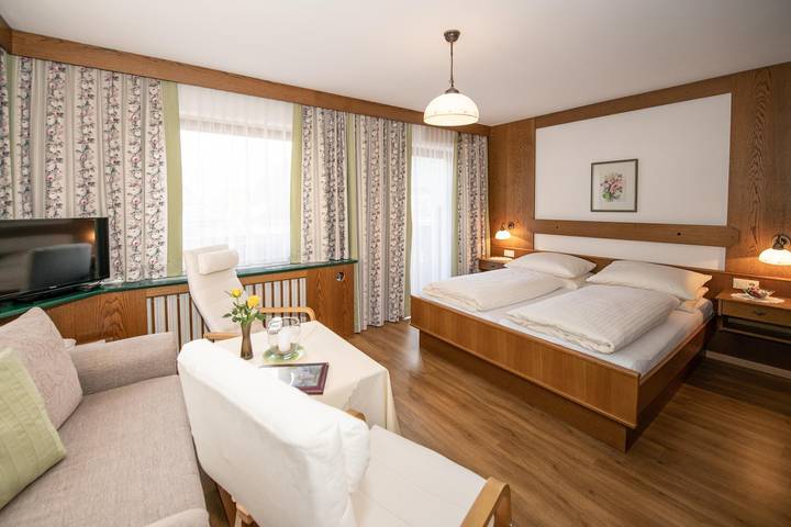Geräumiges Doppelzimmer mit  Dusche, Wc und Balkon in Hohe Tauern, Rauris