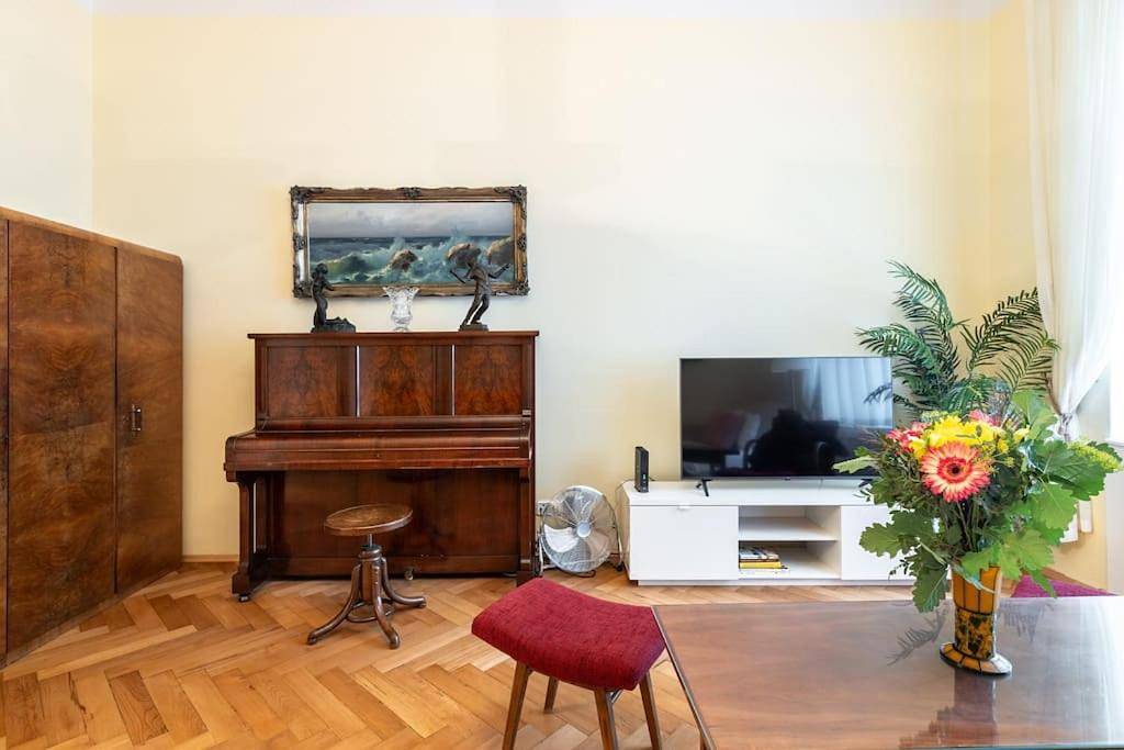Geheel appartement, Historic Apartment in Vinohrady, Loved by Locals by Easybnb Premium in Praag, Midden-Bohemen