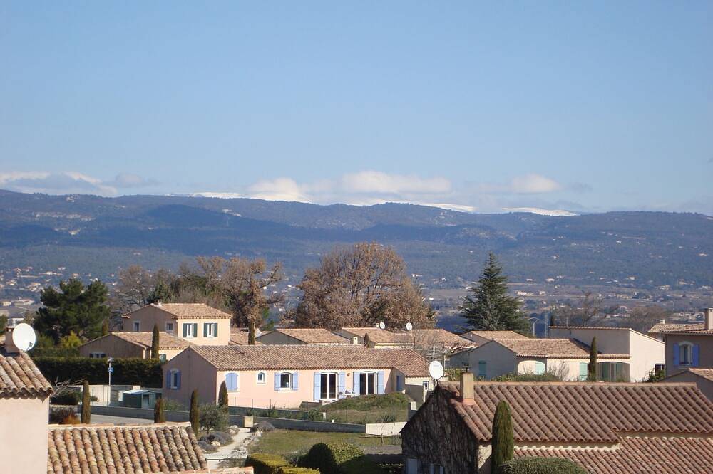 Entire apartment, Part of Résidence Lou Boulidou, former vineyard, now unique vacation rentals. in Maubec, Parc naturel régional du Luberon