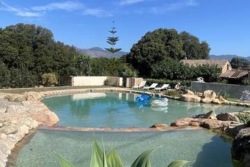 Gîte pour 8 personnes, avec jardin ainsi que piscine et terrasse à Cuttoli-Corticchiato