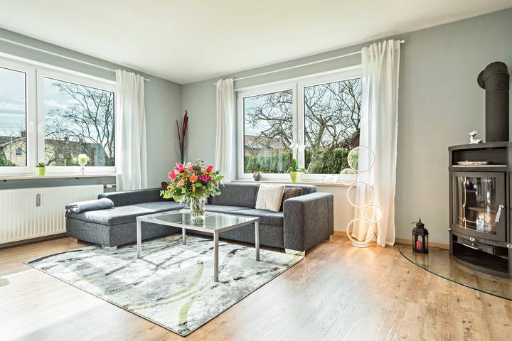 Apartamento entero, Apartamento 'Fewo Hotz Am Golfclub Lindau 2b' con vistas a la montaña, terraza privada y Wi-Fi in Lindau, Suabia (Baviera)
