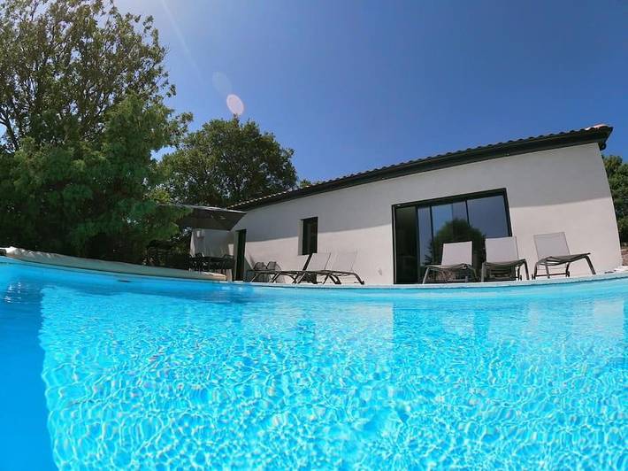 Maison de vacances pour 10 personnes, avec Terrasse et Jardin ainsi que Piscine et Vue à Saint-Alban-Auriolles