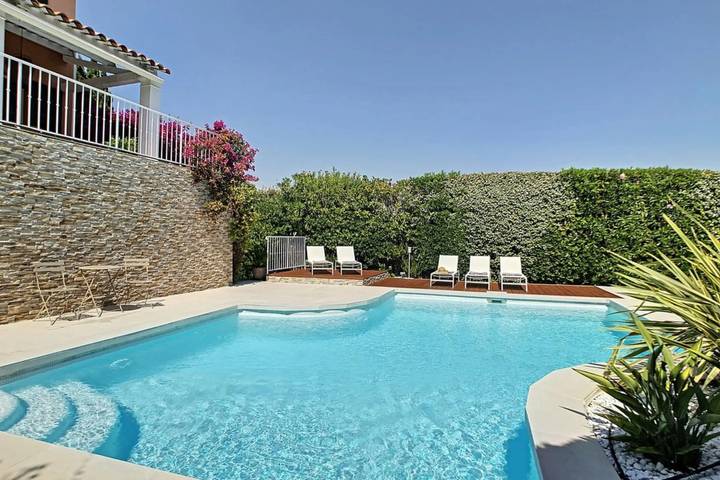 Villa pour 8 personnes, avec terrasse ainsi que piscine et vue sur l’océan à Villeneuve-Loubet - 2