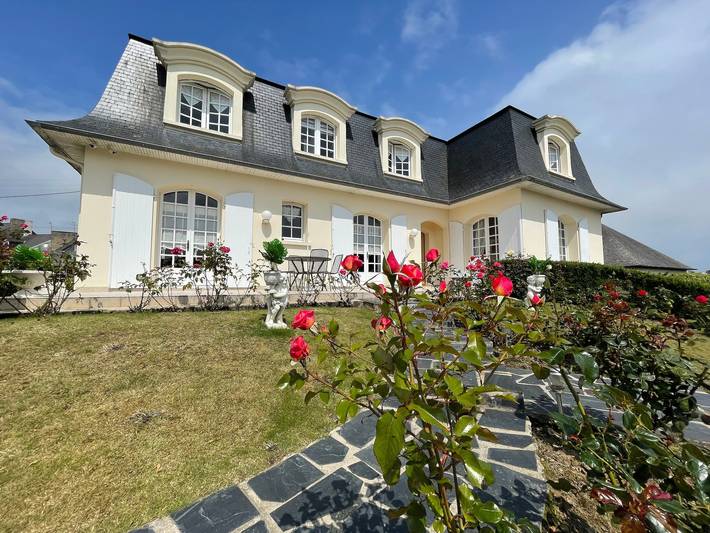 Chambre d'hôtes 'La Mansardière - Chambre 1' avec jardin commun et Wi-Fi in Cancale, Baie du Mont-Saint-Michel
