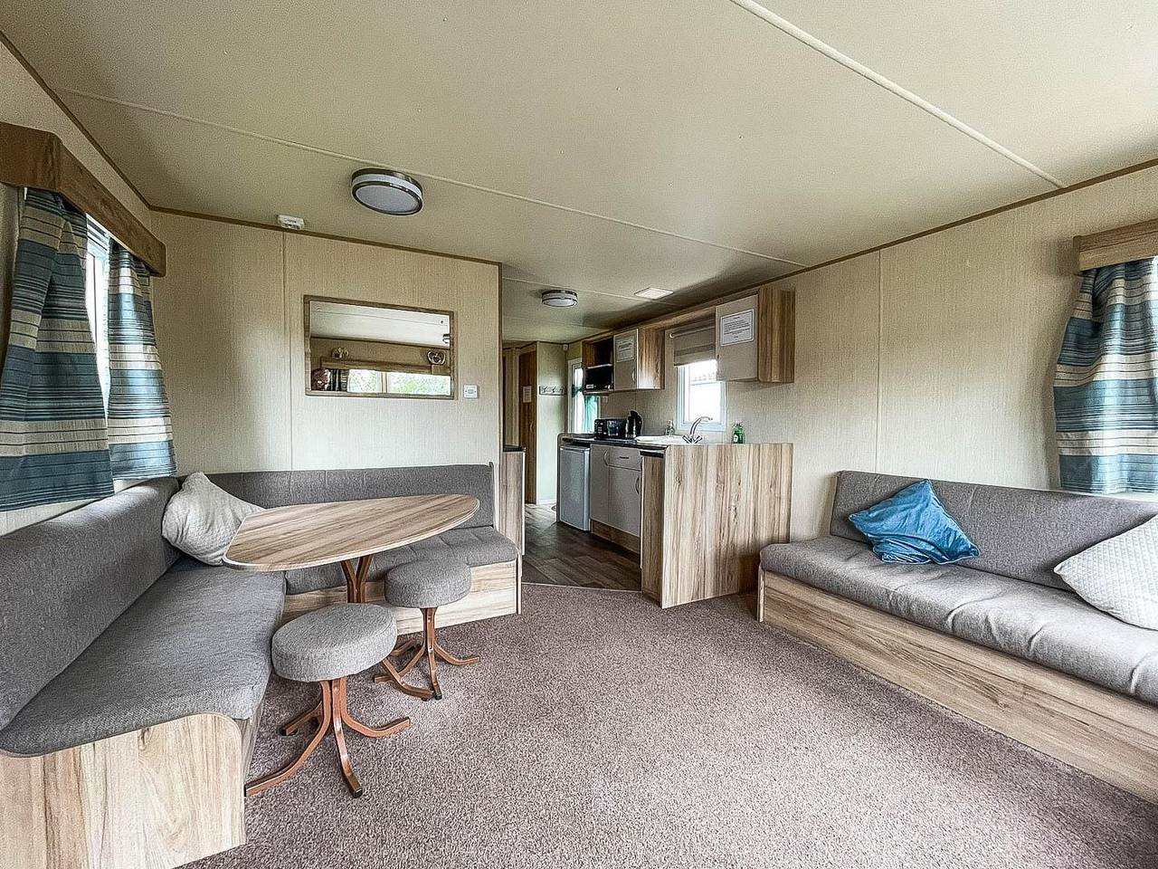 Caravansleeps8-Hottub-Fireplace-Garden-Patio in Tattershall, Lincolnshire