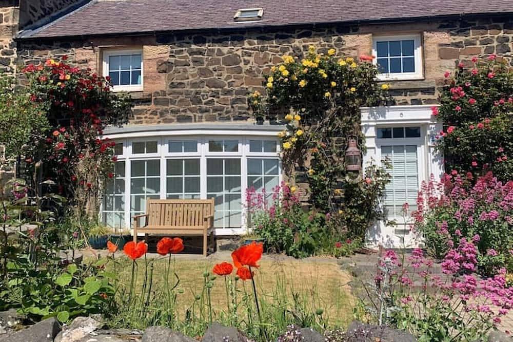 4 bed cottage with parking and views in Craster in Craster, Northumberland