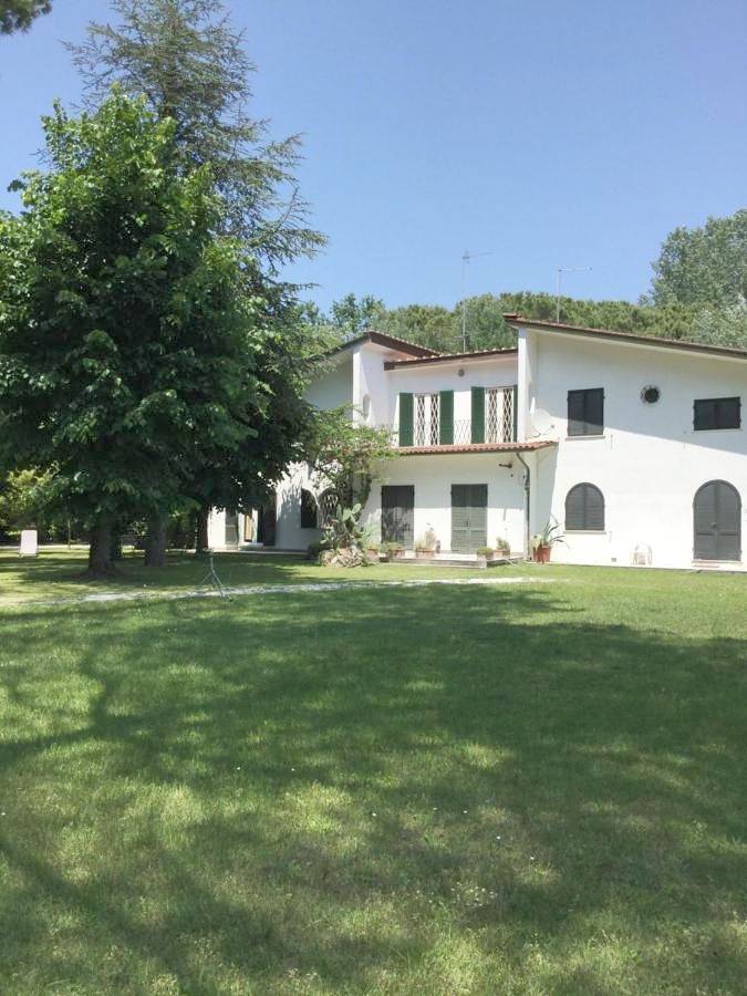 Villa für 10 Personen, mit Balkon und Terrasse sowie Garten und Ausblick in Massa