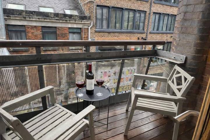 Glamping for 6 people, with balcony in Liverpool