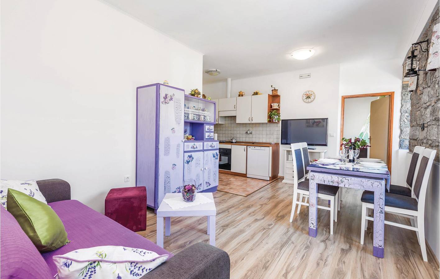 Gemütliche Ferienwohnung mit Pool, WLAN und in der Nähe eines Hundestrands in Veprinac, Primorje-Gorski Kotar