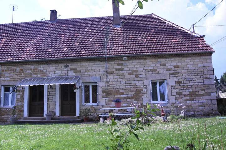 Maison de vacances pour 10 personnes, avec vue et piscine ainsi que jardin et vue sur le lac, adapté aux familles dans le Jura