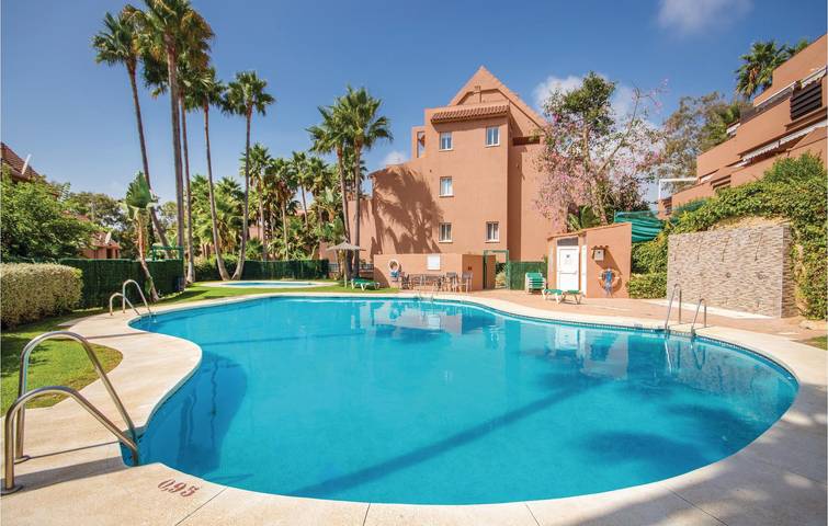 Ganze Ferienwohnung, 400m Strand Apartment mit AC, Pool & Parkplatz in Bahia de Casares, Casares