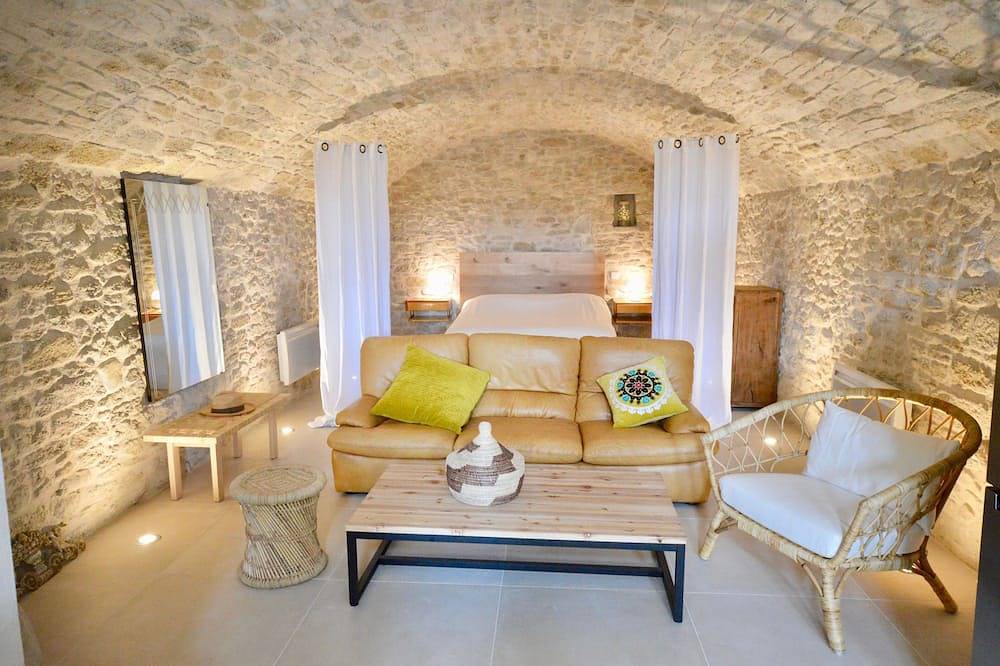 Homan casa colgada en las murallas del castillo, en el centro del pueblo. in Grignan, Región de Nyons