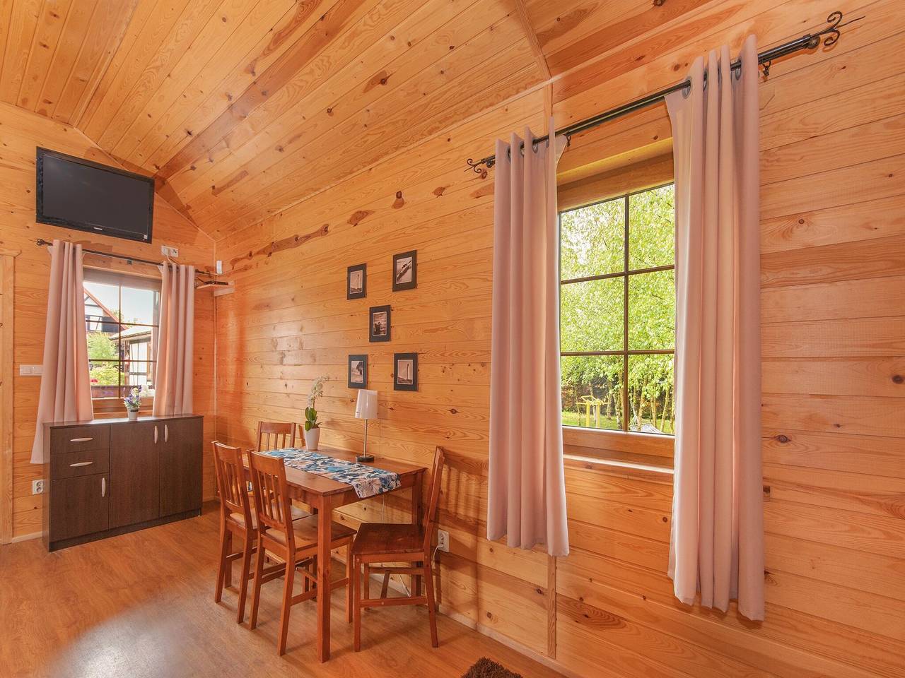 Attraktive Ferienhäuser mit Kamin, Sommerpool in Darłowo, Powiat Sławieński