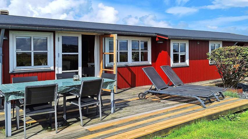 Ferieudlejning for 6 personer, med terrasse og have samt jacuzzi i Gjeller Odde