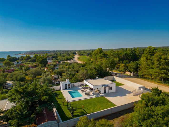 Ferienhaus für 4 Personen, mit Pool und Terrasse sowie Garten in Peroj - 2