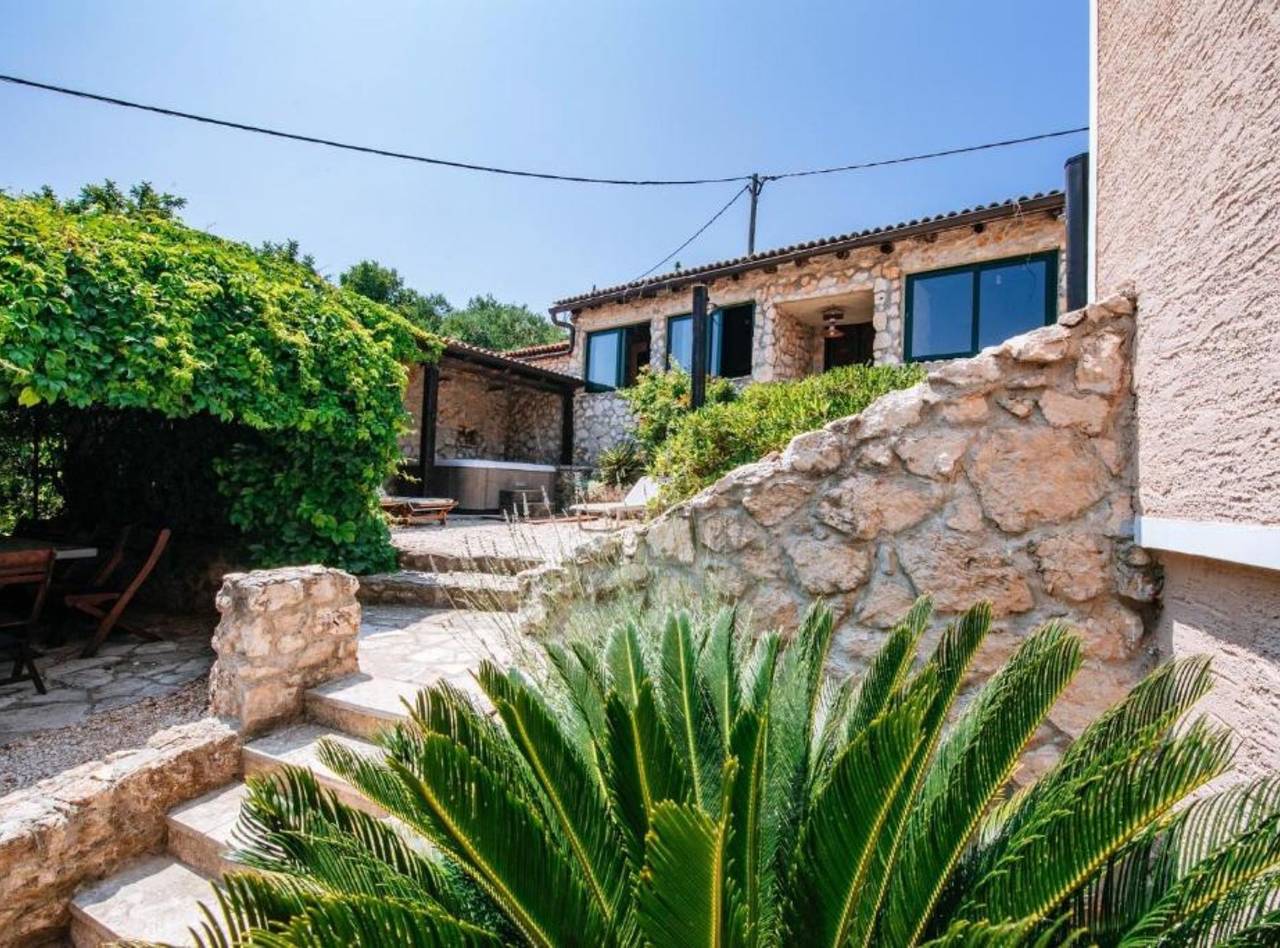 Holiday Home Villa Rokov - Five Bedroom Holiday Home with Swimming Pool in Zadar (Kommun), Iz