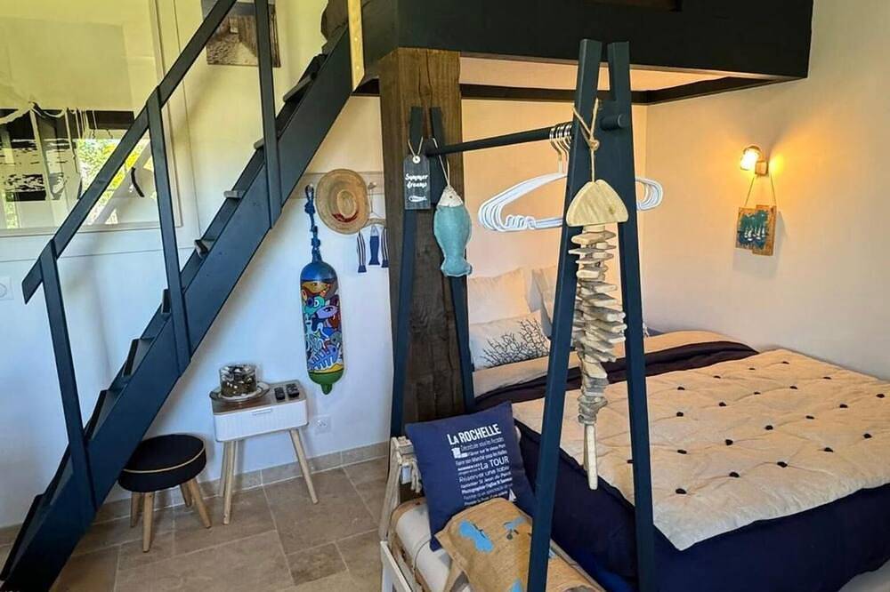 Bed and Breakfast 'Couette et coquillages' with Air Conditioning in Sainte-Marie-de-Ré, Ile de Re