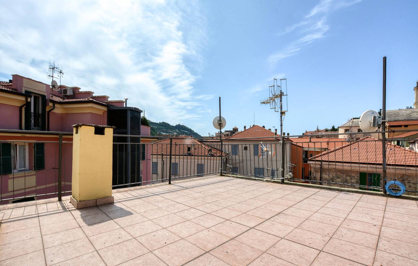 Entire holiday apartment, Taggia Apartment with WiFi, Kitchen & Child-Friendly. Close to Town Centre & River! in Taggia (City), Taggia