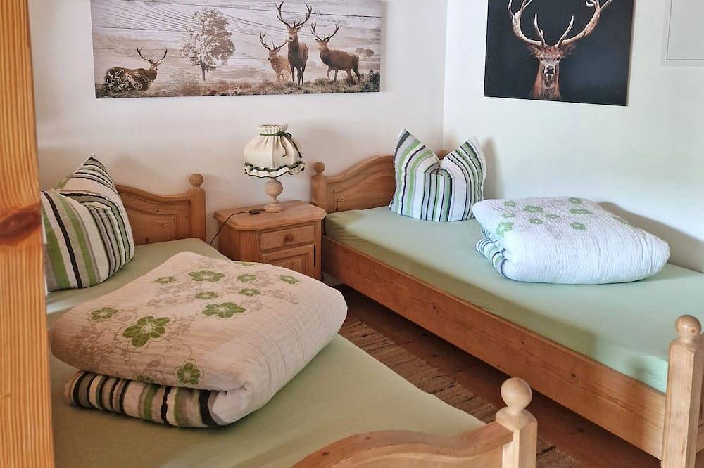 Ganze Wohnung, Ferienwohnung Sonnenschein 32 qm, Wohn- und Schlafraum, Süd-West-Balkon in Sachrang, Aschau im Chiemgau