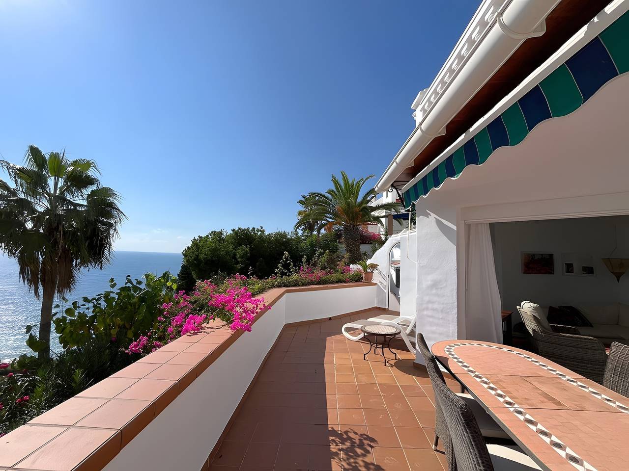 Casa Vacacional 'Karibu Sana' con Vistas al Mar y Piscina Compartida en Nerja in Urbanización Ladera del Mar, Nerja