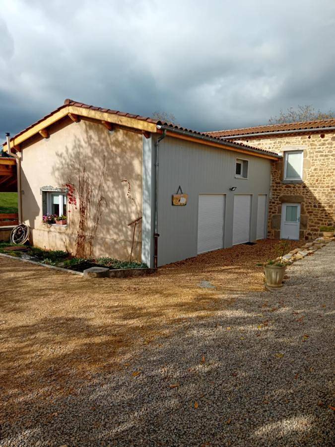 Gîte pour 7 personnes, avec terrasse dans Trézioux