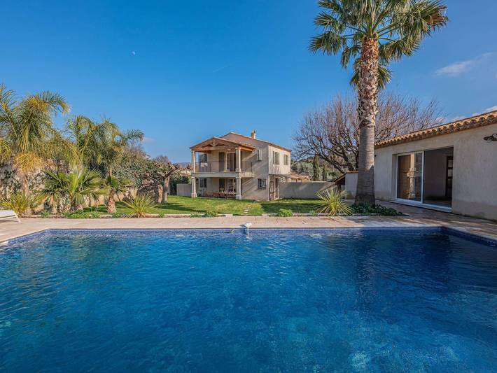 Appartement de vacances pour 8 personnes, avec jardin ainsi que piscine et terrasse