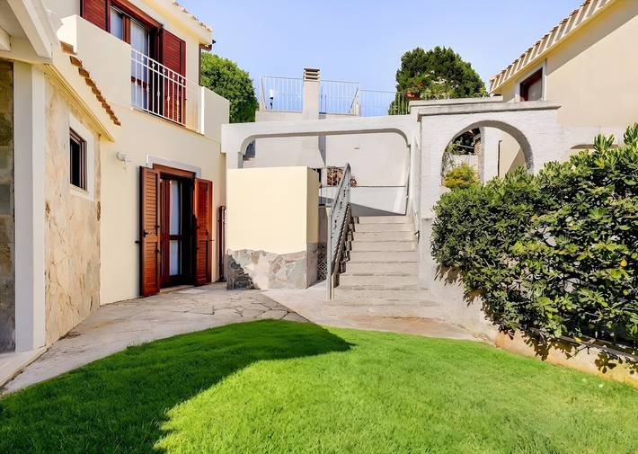 Villa Le Pavoncelle Home Holiday with Private Garden, Wi-Fi, and Air Conditioning