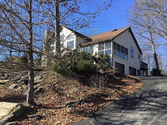 Vacation house for 6 people, with hot tub and yard in Pocono Mountains