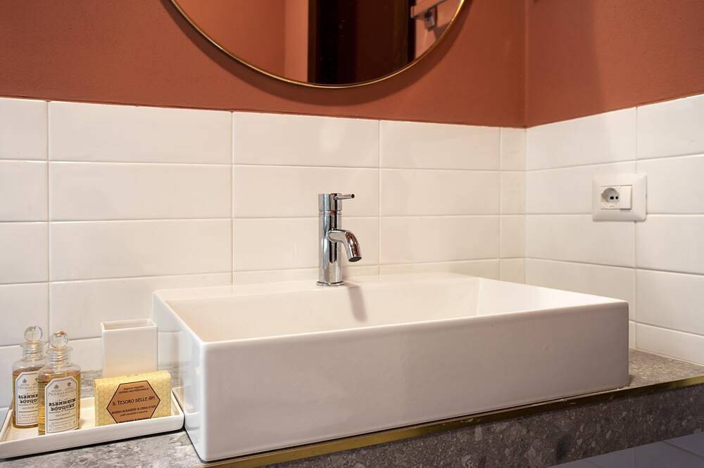 Hel lejlighed, Suite \"Lavarello\" at 2 steps from the lake with private dehor, lounge bar and swimming pool in Riva (Faggeto Lario), Faggeto Lario