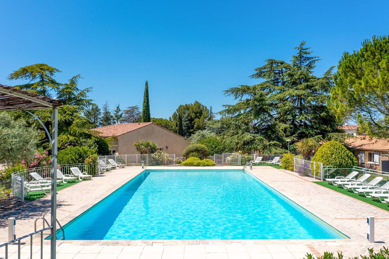 Gîte avec piscine au calme in La Roque-sur-Pernes, Vaucluse