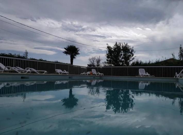 Gîte pour 4 personnes, avec vue ainsi que jardin et piscine, animaux acceptés dans la Tamarissière