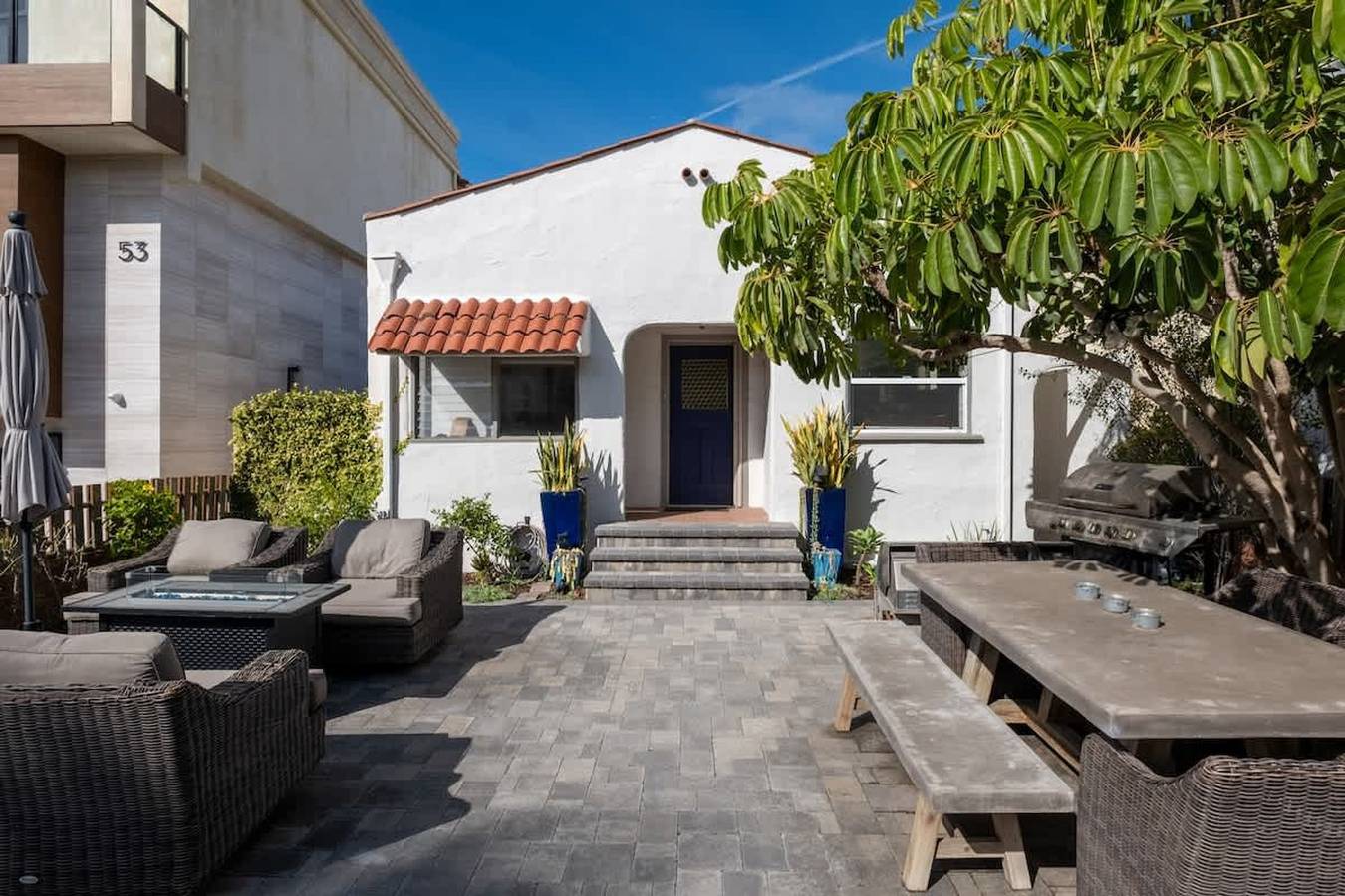 Beachside Bungalow 5 Minute Walk from the Shore in Hermosa Beach, Los Angeles County