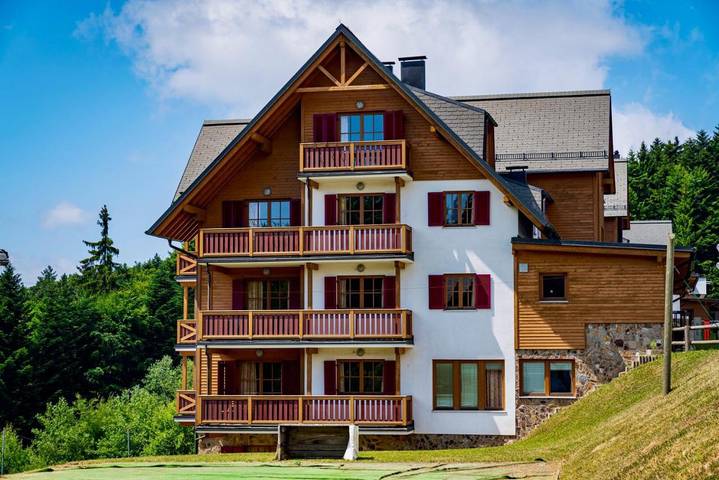 Ferienwohnung für 11 Personen, mit Ausblick und Terrasse sowie Pool und Sauna, mit Haustier
