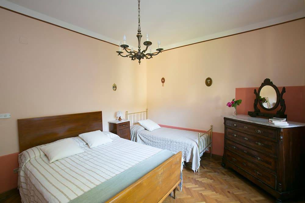 Villa & private pool in  village, restaurants, pizza oven, free organic produce in Castiglione di Garfagnana, Garfagnana