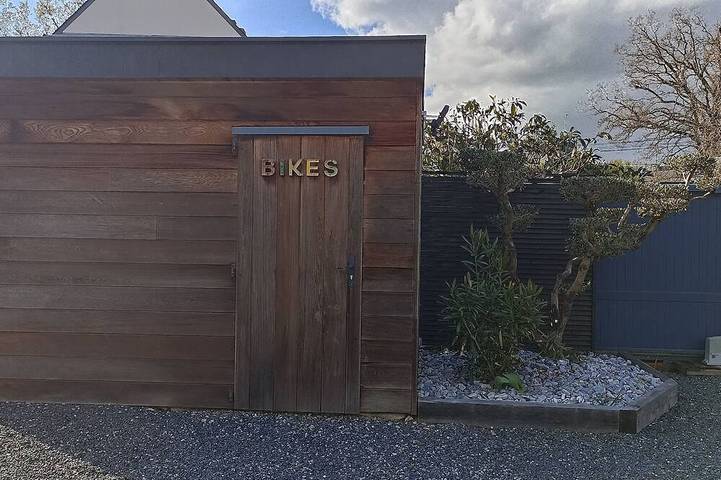 Appartement entier, Joli gîte avec piscine à 5 min de la plage sous le nom de \" Ilur\" in Le Tour-du-Parc, Côte des Mégalithes
