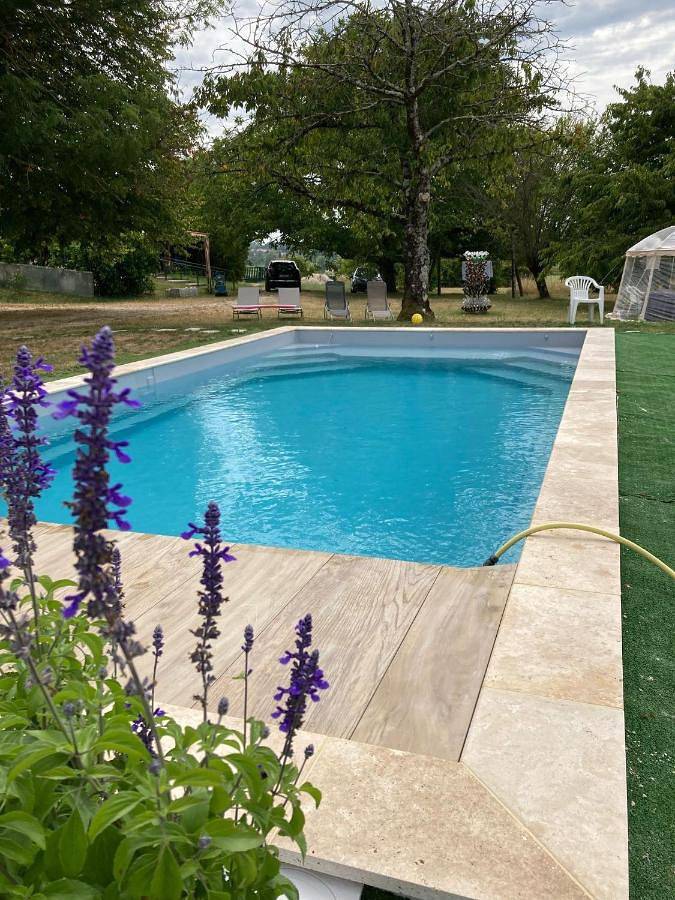Gîte pour 4 personnes, avec jardin et bassin pour enfant ainsi que piscine et jacuzzi à Saint-Martial-de-Mirambeau