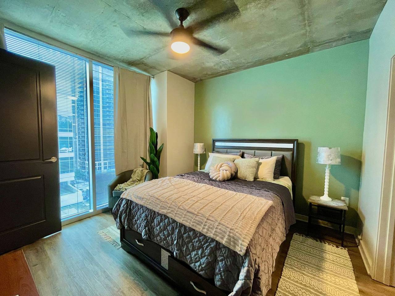 Apartamento entero, Modern Midtown Retreat Views + Rooftop Pool in Atlanta, Condado de Fulton