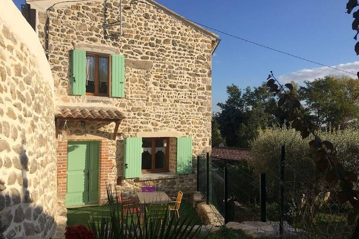 Gîte pour 4 personnes, avec terrasse à Moussac