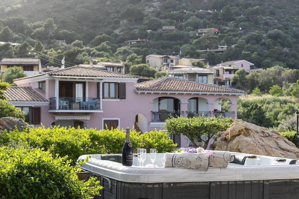 Ganze Wohnung, Gartenhaus mit Panoramablick auf das Meer, Pool, 5 Minuten vom Strand entfernt in Lu Fraili di Sopra, San Teodoro