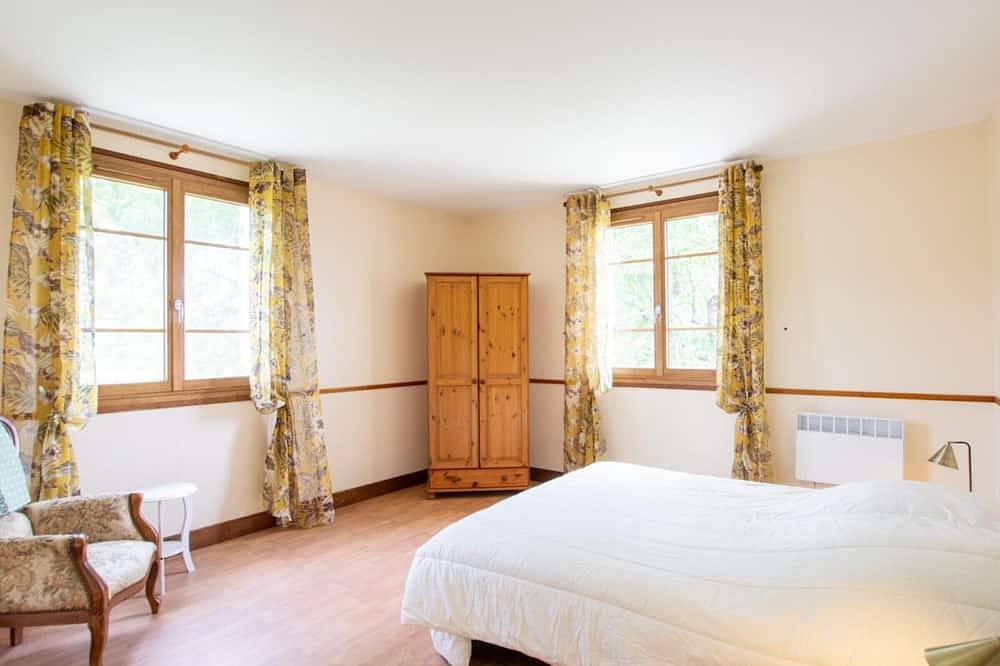 Maison spacieuse avec piscine privée, wifi et parking à Lanouaille in Lanouaille, Périgord Vert