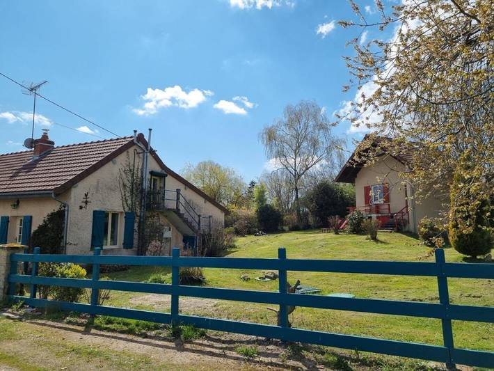 Gîte pour 4 personnes, avec vue sur le lac ainsi que vue et jardin dans Thil-sur-Arroux