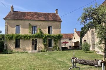 Gîte pour 10 personnes, avec jacuzzi ainsi que terrasse et jardin à Touillon