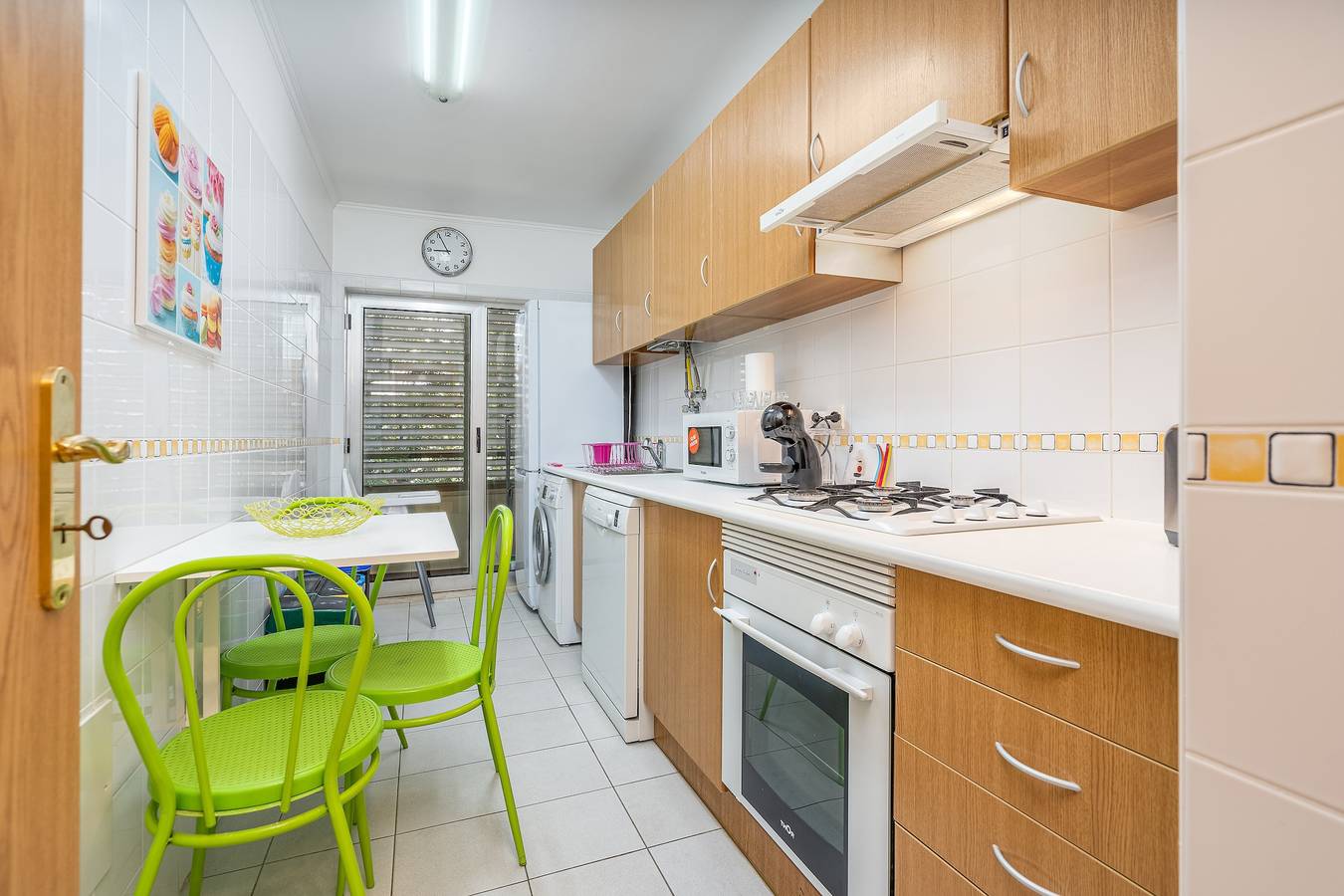 Apartamento inteiro, Apartamento 'Cool Motion Rocha Beach T2' com Varanda, Wi-Fi e Ar Condicionado in Praia da Rocha, Portimão