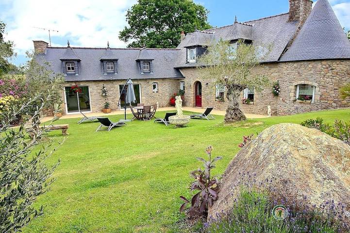 Location de vacances pour 5 personnes, avec terrasse et jardin à Pléhédel